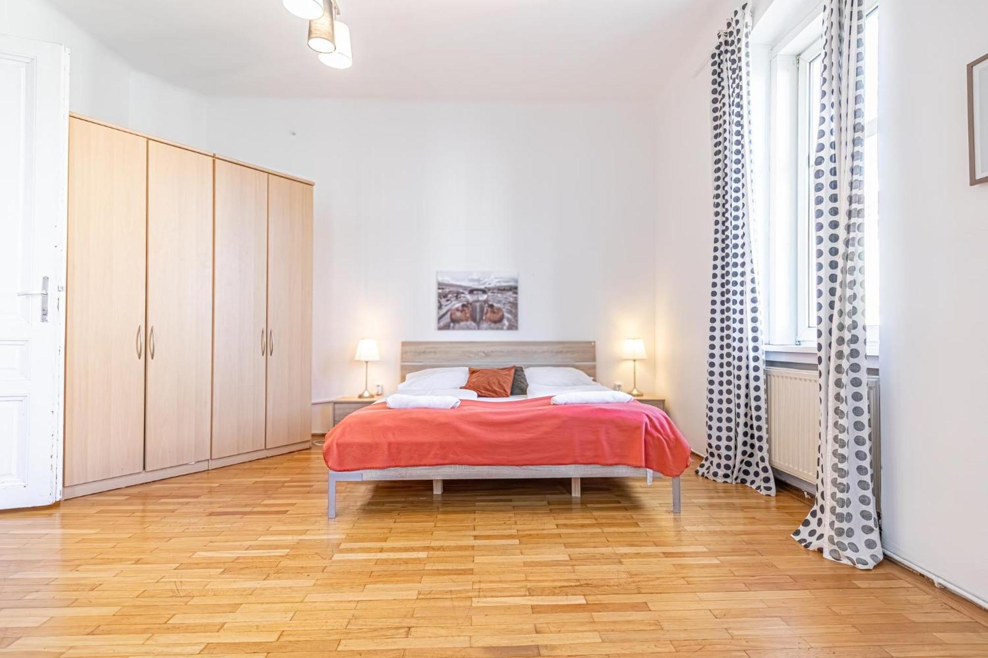 Simple Near Wiener Stadthalle Apartament Wiedeń