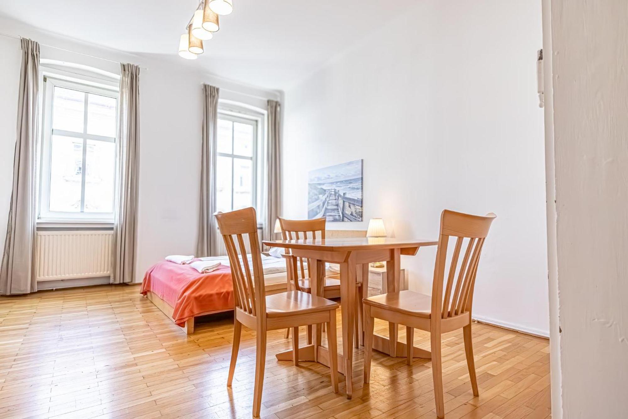 Simple Near Wiener Stadthalle Apartament