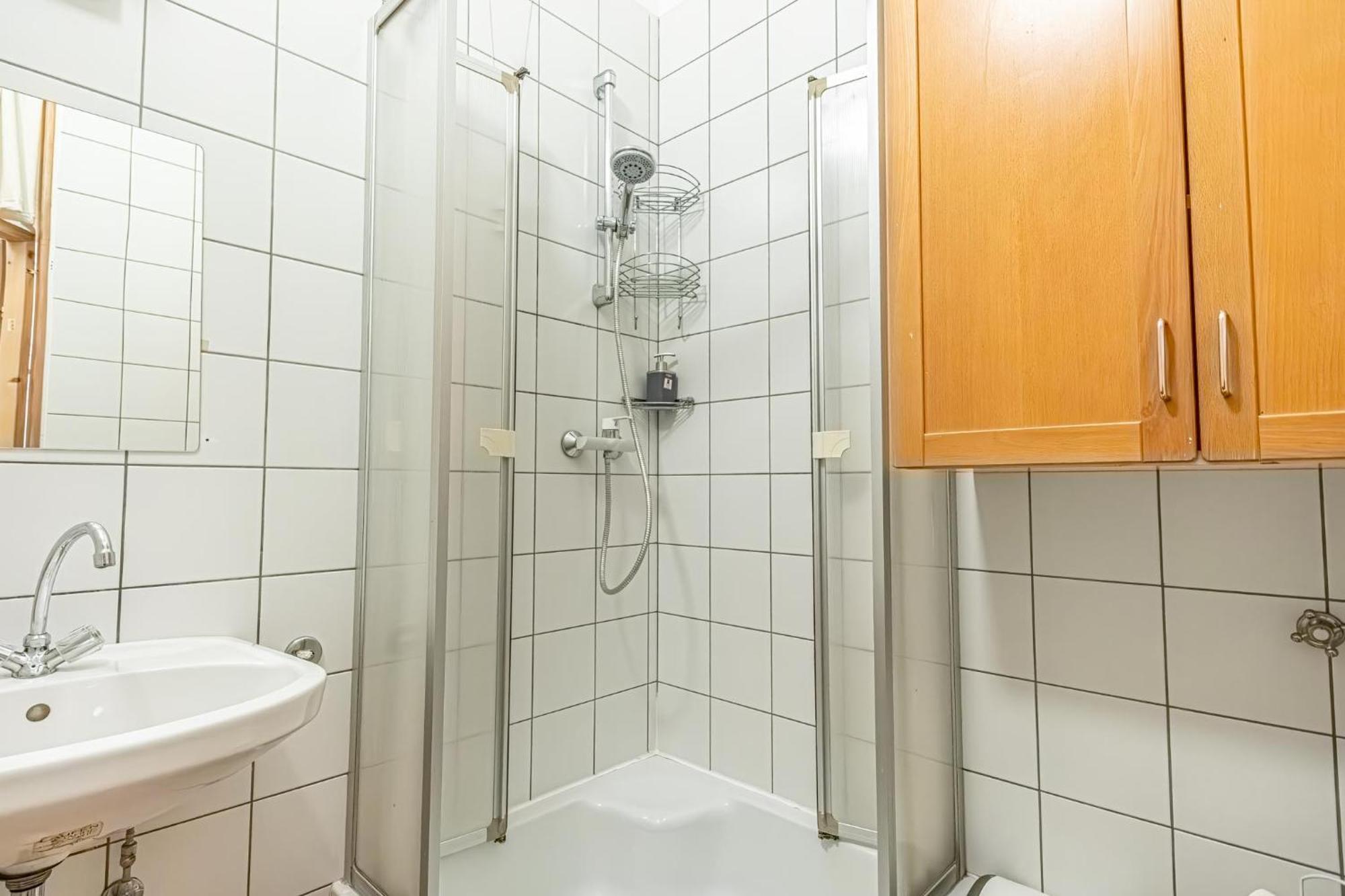Simple Near Wiener Stadthalle Apartament *